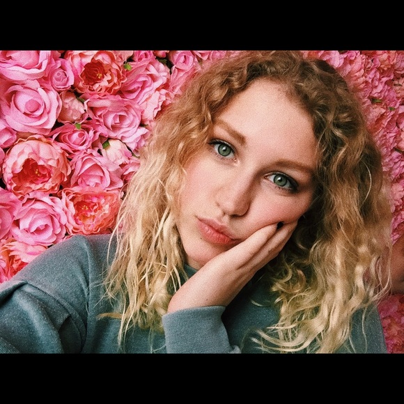 Meet your Posher, Kira - Picture 4 of 5